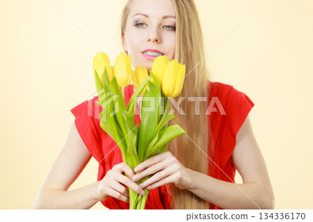 Young woman holding tulip bouquet 134336170