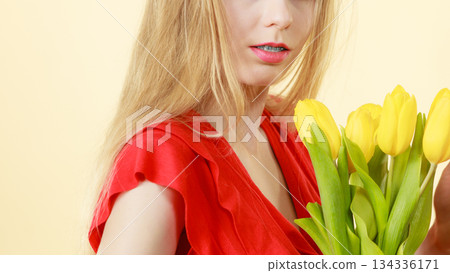 Young woman holding tulip bouquet 134336171