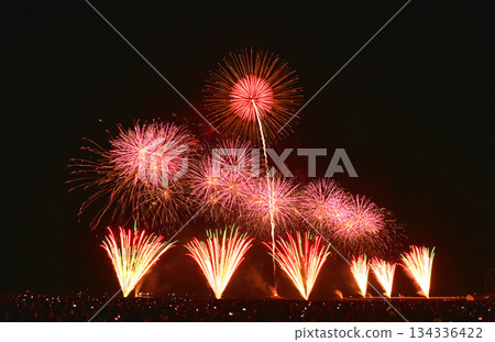 夜空中閃爍的煙火 134336422