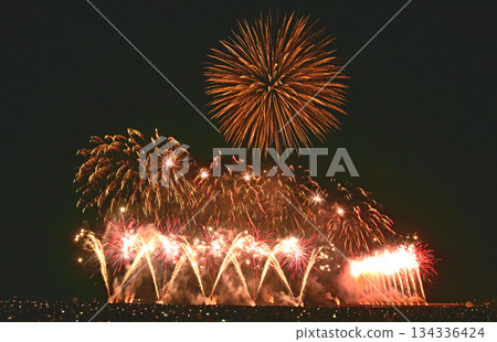 夜空中閃爍的煙火 134336424