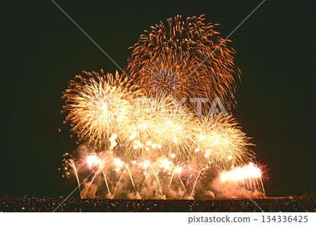 夜空中閃爍的煙火 134336425