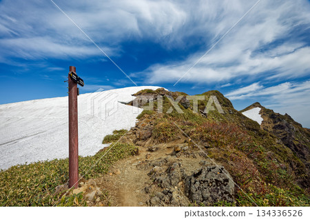 西黑嶺的雪地和谷川山頂峰 134336526
