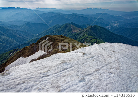 從谷川山山頂峰下方不遠處的雪原上,可以遠眺天神颱、上州穗高山和赤木山山脈。 從谷川山山頂峰下方不遠處的雪原上,可以遠眺天神颱、上州穗高山和赤木山山脈。 134336530