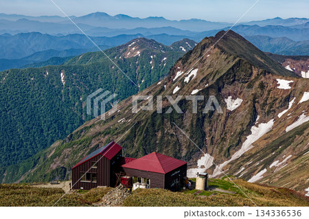 片之小屋小屋、淺山、谷川岳的景色 134336536