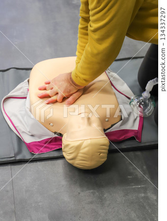 first aid course - company safety - cardiac massage - Basic Life Support 134337297