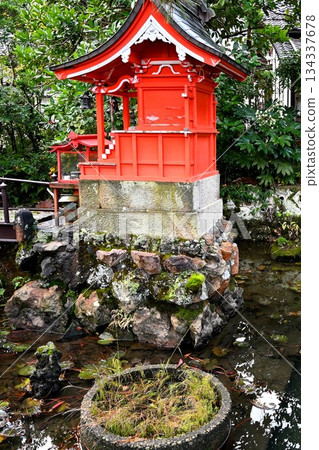 A red shrine in the hot spring town 134337678