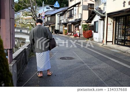 一位身穿浴衣的男子在溫泉小鎮 一位身穿浴衣的男子在溫泉小鎮 134337688