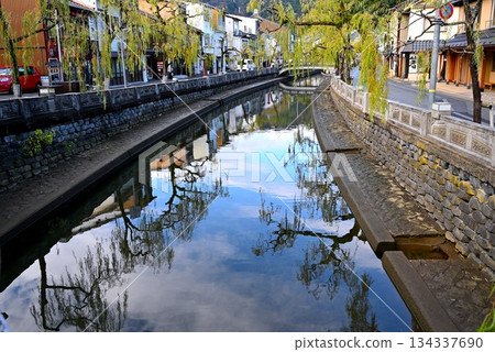 The Otani River flows through the center of the hot spring town. The Otani River flows through the center of the hot spring town. 134337690