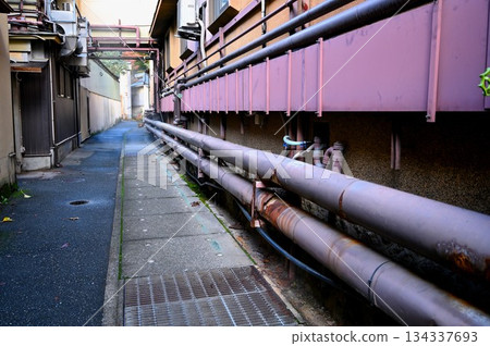 一條後巷,溫泉水管從那裡穿過 一條後巷,溫泉水管從那裡穿過 134337693