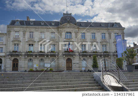 Historical town hall of Mont de Marsan in a sunny afternoon scene Historical town hall of Mont de Marsan in a sunny afternoon scene 134337961