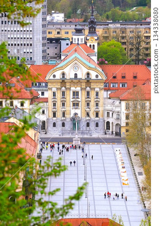 從斯洛維尼亞盧布爾雅那城堡眺望國會廣場和聖三一烏爾蘇拉教堂 134338080