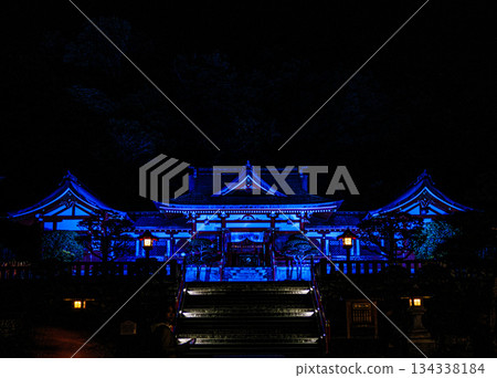 一座漂浮在漆黑夜晚的神社 134338184