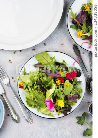 Fresh garden salad with vibrant flowers 134339059