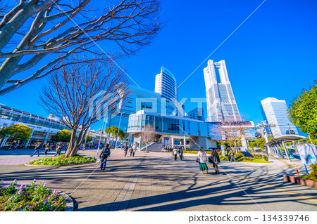 十二月，日本橫濱城市景觀。櫻木町車站和橫濱地標塔的景色盡收眼底。低垂的夕陽投下長長的影子。 134339746