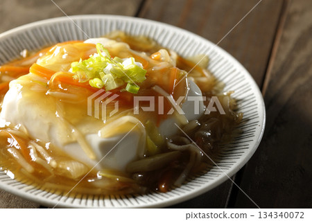 Silken tofu in thick sauce 134340072