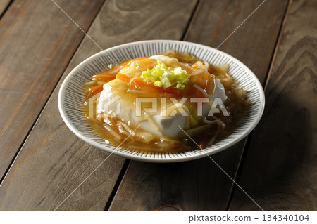 Silken tofu in thick sauce 134340104