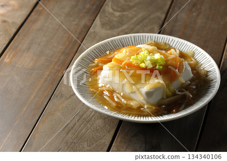 Silken tofu in thick sauce 134340106
