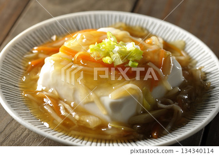 Silken tofu in thick sauce 134340114