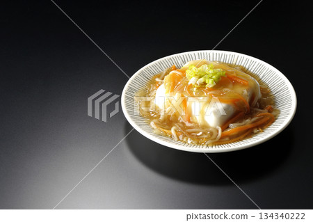 嫩豆腐配濃稠豆沙，以黑色背景拍攝 134340222