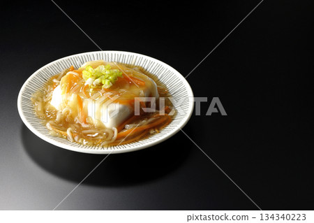 嫩豆腐配濃稠豆沙，以黑色背景拍攝 134340223