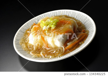 嫩豆腐配濃稠豆沙，以黑色背景拍攝 134340225