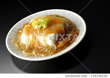 嫩豆腐配濃稠豆沙，以黑色背景拍攝 134340230