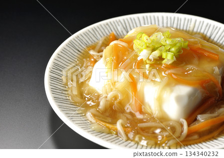 嫩豆腐配濃稠豆沙，以黑色背景拍攝 134340232