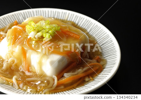 嫩豆腐配濃稠豆沙，以黑色背景拍攝 134340234