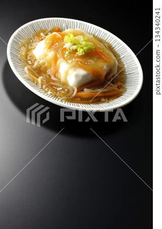 嫩豆腐配濃稠豆沙，以黑色背景拍攝 134340241