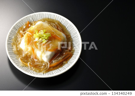 嫩豆腐配濃稠豆沙,以黑色背景拍攝 嫩豆腐配濃稠豆沙,以黑色背景拍攝 134340249