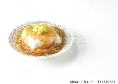 白色背景上的嫩豆腐配濃稠豆沙。 134340284