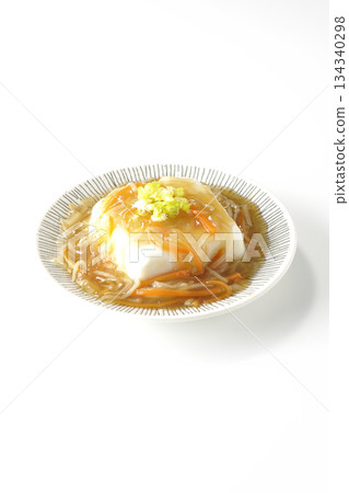 白色背景上的嫩豆腐配濃稠豆沙。 134340298