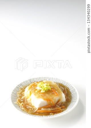 白色背景上的嫩豆腐配濃稠豆沙。 白色背景上的嫩豆腐配濃稠豆沙。 134340299