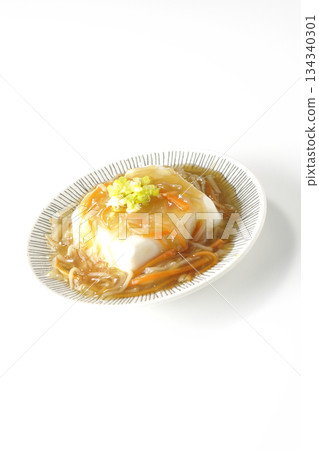 白色背景上的嫩豆腐配濃稠豆沙。 134340301