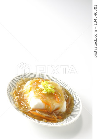 白色背景上的嫩豆腐配濃稠豆沙。 134340303