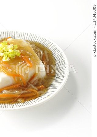 白色背景上的嫩豆腐配濃稠豆沙。 134340309