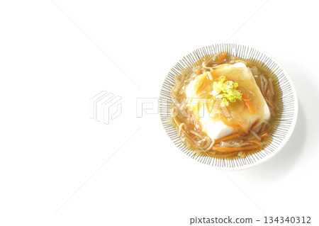 白色背景上的嫩豆腐配濃稠豆沙。 134340312