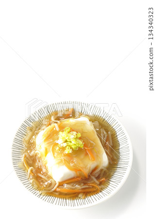 白色背景上的嫩豆腐配濃稠豆沙。 134340323