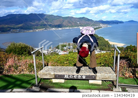 老年人很難偷看。 134340419