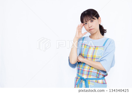 一位家庭主婦憂心忡忡地抱著頭 134340425