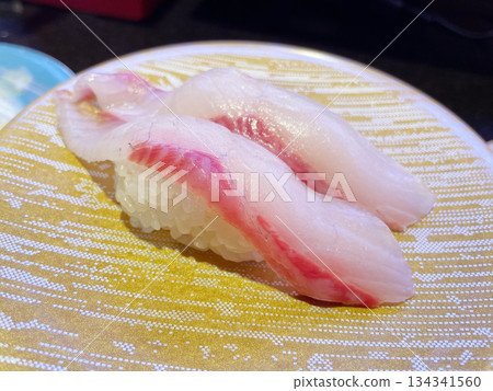 琥珀魚握壽司:一種味道和脂肪比例絕佳的高級魚類。 琥珀魚握壽司:一種味道和脂肪比例絕佳的高級魚類。 134341560