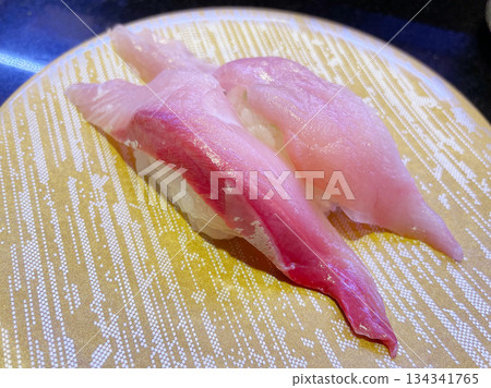 黃尾魚握壽司：鮮嫩黃尾魚的清爽口感。 134341765