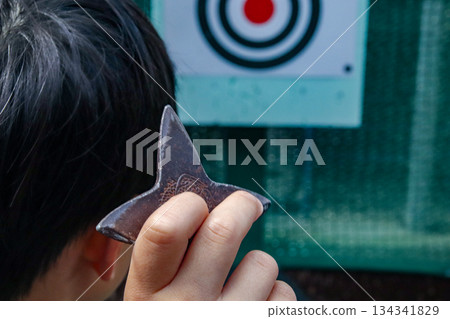 兒童投擲手裡劍（8歲男孩） 134341829