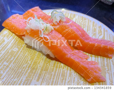 鱒魚鮭魚握壽司:一種漂亮的壽司配料,脂肪豐富,呈現鮮豔的橙色。 鱒魚鮭魚握壽司:一種漂亮的壽司配料,脂肪豐富,呈現鮮豔的橙色。 134341859