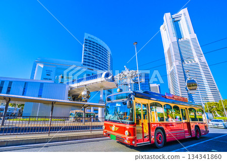 日本橫濱城市景觀：從橫濱航空客艙看到的櫻木町站、橫濱地標塔和赤久町 134341860