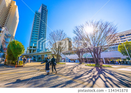 日本橫濱城市景觀，十二月。幸福的陰影籠罩著大地…JR櫻木町站、華盛頓酒店和富士軟體等建築。 134341878
