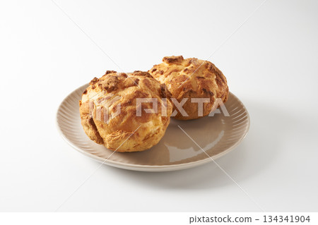 Choux à la crème：法式甜點的形象 134341904