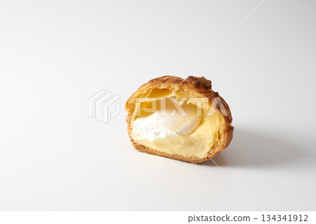 Choux à la crème:法式甜點的形象 Choux à la crème:法式甜點的形象 134341912