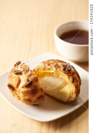 Choux à la crème:法式甜點的形象 Choux à la crème:法式甜點的形象 134341928