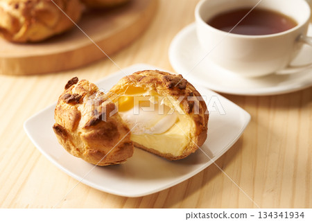 Choux à la crème: the image of French confectionery Choux à la crème: the image of French confectionery 134341934